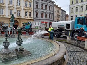 Ariónova kašna opět tryská vodu. Do nádrže pracovníci technických služeb nalili tři a půl cisterny