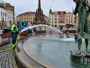 Ariónova kašna opět tryská vodu. Do nádrže pracovníci technických služeb nalili tři a půl cisterny