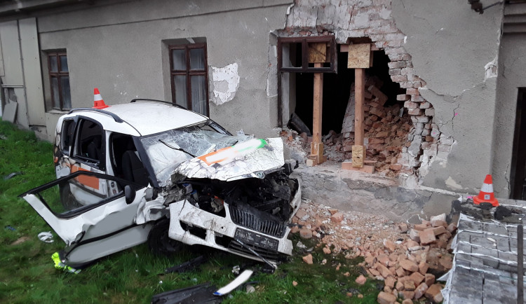 Po nárazu do neobydleného domu v Hranicích dnes zemřel čtyřiašedesátiletý řidič. Část zdi spadla