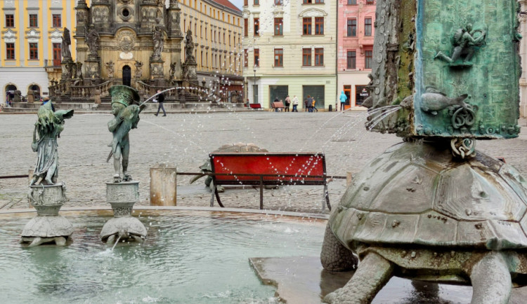 Ariónova kašna opět tryská vodu. Do nádrže pracovníci technických služeb nalili tři a půl cisterny