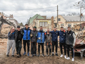 Zchátralá zastávka na Svatém Kopečku ustoupila dobročinnému projektu pro hospic. Pomáhali i Sigmáci