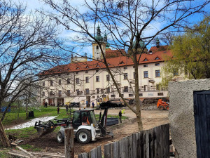 Zchátralá zastávka na Svatém Kopečku ustoupila dobročinnému projektu pro hospic. Pomáhali i Sigmáci