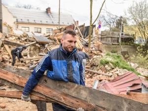 Zchátralá zastávka na Svatém Kopečku ustoupila dobročinnému projektu pro hospic. Pomáhali i Sigmáci