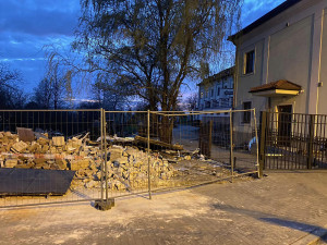 Zchátralá zastávka na Svatém Kopečku ustoupila dobročinnému projektu pro hospic. Pomáhali i Sigmáci