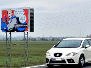 Komiksové billboardy při vjezdu do Olomouce: odvádí pozornost od řízení, zní kritika