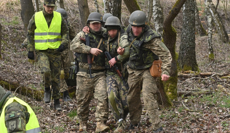 Ukrajinští vojáci na Libavé trénují boj i pomoc zraněným. Instruktoři vyzdvihují jejich houževnatost a odhodlání