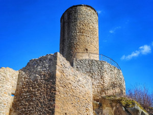TIP NA VÝLET: Krásné výhledy ze zříceniny hradu Cimburk. Poblíž je Rozštípená skála nebo poutní místo