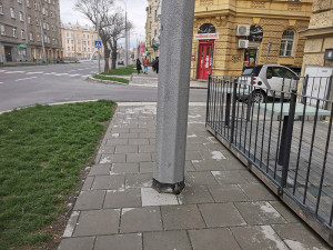 Je problém sloup nebo zahrádka restaurace? Rekonstrukce olomouckého bulváru vytvořila kuriózní překážku