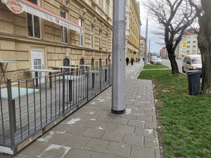 Je problém sloup nebo zahrádka restaurace? Rekonstrukce olomouckého bulváru vytvořila kuriózní překážku