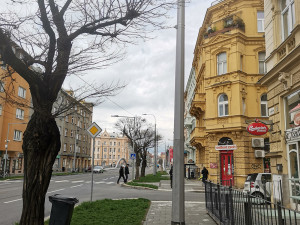 Je problém sloup nebo zahrádka restaurace? Rekonstrukce olomouckého bulváru vytvořila kuriózní překážku