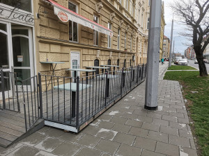 Je problém sloup nebo zahrádka restaurace? Rekonstrukce olomouckého bulváru vytvořila kuriózní překážku