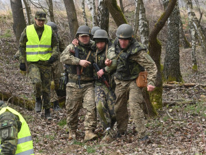 Ukrajinští vojáci na Libavé trénují boj i pomoc zraněným. Instruktoři vyzdvihují jejich houževnatost a odhodlání
