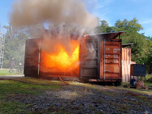 VIDEO: Trénink v ohnivém pekle. Hasiči z Hané ukázali unikátní záběry z flashover kontejneru