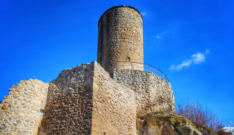 TIP NA VÝLET: Krásné výhledy ze zříceniny hradu Cimburk. Poblíž je Rozštípená skála nebo poutní místo