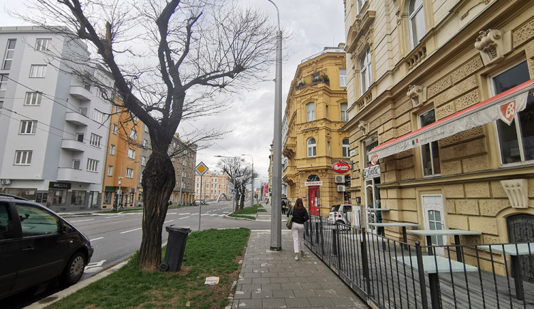 Sloup jako překážka na chodníku na Masarykově třídě v Olomouci