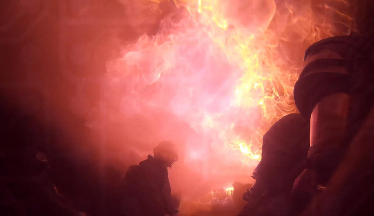 VIDEO: Trénink v ohnivém pekle. Hasiči z Hané ukázali unikátní záběry z flashover kontejneru