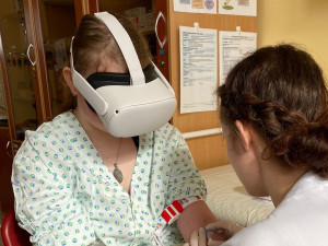 Zdravotníci ve Šternberku využívají virtuální 3D realitu, aby odvedli pozornost dětí při odběrech
