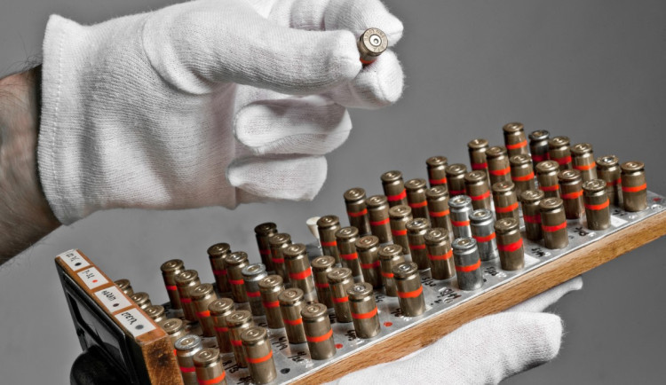 size3-16818905235587-241-kdyz-vedci-pracuji-ve-sluzbach-zakona-kriminalisticky-ustav-v-praze-slavi-65-let