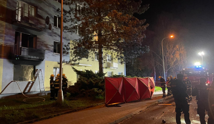 Při požáru v bytovém domě v Hranicích zemřel třiatřicetiletý muž. Hasiči evakuovali dvacet lidí