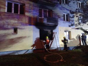 Při požáru v bytovém domě v Hranicích zemřel třiatřicetiletý muž. Hasiči evakuovali dvacet lidí