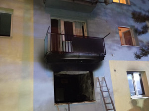 Při požáru v bytovém domě v Hranicích zemřel třiatřicetiletý muž. Hasiči evakuovali dvacet lidí