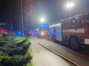 Při požáru v bytovém domě v Hranicích zemřel třiatřicetiletý muž. Hasiči evakuovali dvacet lidí