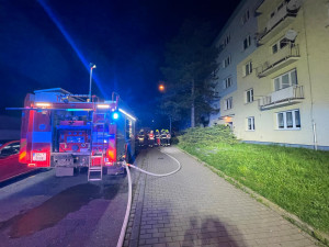 Při požáru v bytovém domě v Hranicích zemřel třiatřicetiletý muž. Hasiči evakuovali dvacet lidí