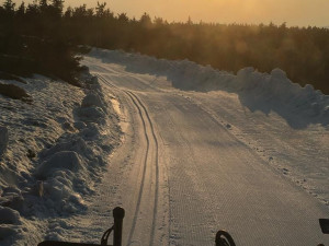 V Jeseníkách se stále lyžuje, na Ovčárně jely tři vleky. Rolbaři naposledy projely trasu pro běžkaře