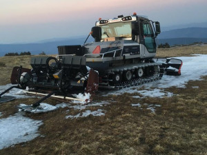 V Jeseníkách se stále lyžuje, na Ovčárně jely tři vleky. Rolbaři naposledy projely trasu pro běžkaře