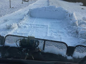 V Jeseníkách se stále lyžuje, na Ovčárně jely tři vleky. Rolbaři naposledy projely trasu pro běžkaře