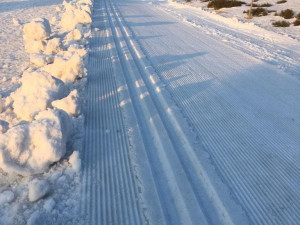 V Jeseníkách se stále lyžuje, na Ovčárně jely tři vleky. Rolbaři naposledy projely trasu pro běžkaře