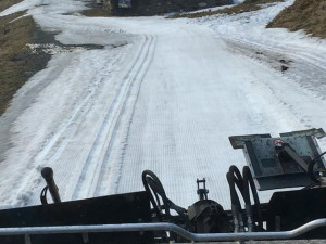 V Jeseníkách se stále lyžuje, na Ovčárně jely tři vleky. Rolbaři naposledy projely trasu pro běžkaře