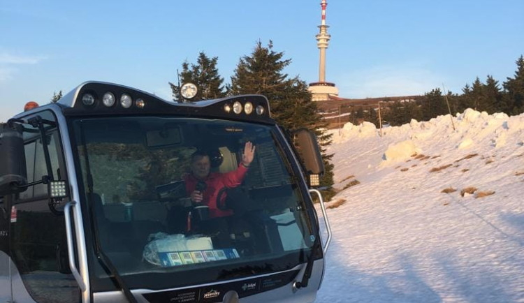 V Jeseníkách se stále lyžuje, na Ovčárně jely tři vleky. Rolbaři naposledy projely trasu pro běžkaře