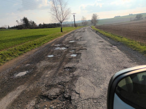 Nejhorší cesta v kraji? Chybějící asfalt, výmoly, kamení. Místní nadávají na zničenou silnici na Konicku