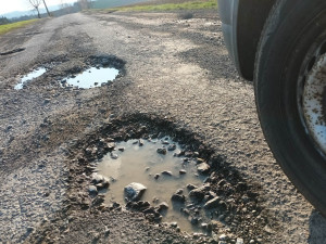 Nejhorší cesta v kraji? Chybějící asfalt, výmoly, kamení. Místní nadávají na zničenou silnici na Konicku