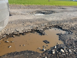 Nejhorší cesta v kraji? Chybějící asfalt, výmoly, kamení. Místní nadávají na zničenou silnici na Konicku