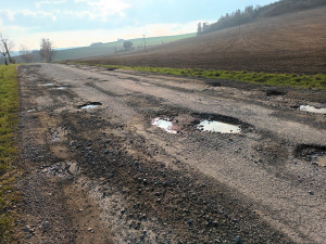 Nejhorší cesta v kraji? Chybějící asfalt, výmoly, kamení. Místní nadávají na zničenou silnici na Konicku