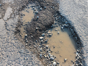 Nejhorší cesta v kraji? Chybějící asfalt, výmoly, kamení. Místní nadávají na zničenou silnici na Konicku