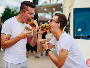Máte chuť na štavnaté burgery? O víkendu u Šantovky proběhne oblíbený Burger Street Festival