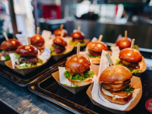 Máte chuť na štavnaté burgery? O víkendu u Šantovky proběhne oblíbený Burger Street Festival