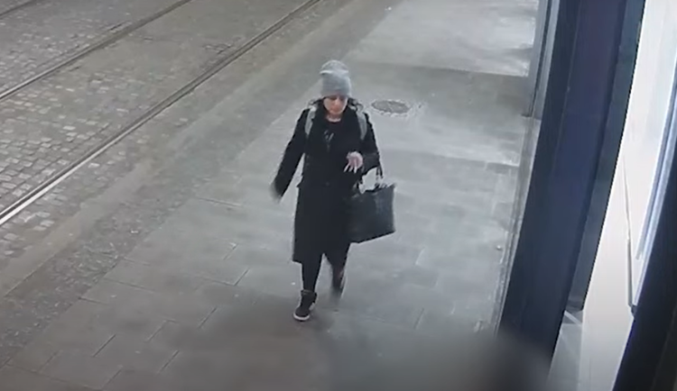 VIDEO: Zatajený nález a desetitisícová škoda. Olomoučtí policisté hledají neznámou ženu