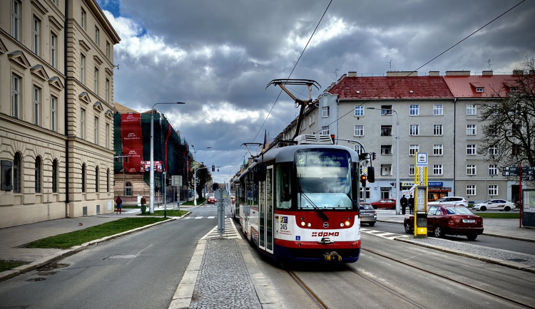 Po oba prodloužené víkendy bude omezená MHD na Masarykově třídě. Kvůli pracím na mostě přes Moravu