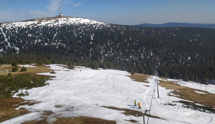 Ještě naposledy na lyže: Ovčárna o víkendu ukončuje provoz sjezdovek