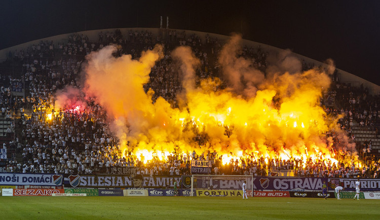 Fanoušci Baníku Ostrava na severní tribuně Androva stadionu - ilustrační foto
