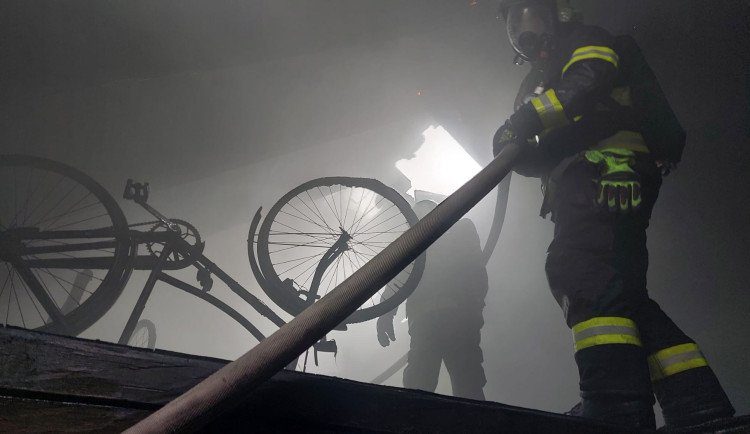 Při požáru garáže a dílny v Oseku nad Bečvou se zranili dva lidé
