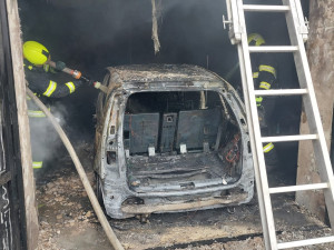 Při požáru garáže v Oseku nad Bečvou se zranili dva lidé
