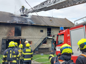 Při požáru garáže v Oseku nad Bečvou se zranili dva lidé