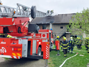 Při požáru garáže v Oseku nad Bečvou se zranili dva lidé
