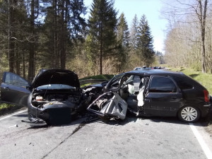 Čelní srážka dvou aut na Jesenicku. Zranili se tři lidé