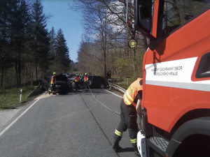 Čelní srážka dvou aut na Jesenicku. Zranili se tři lidé